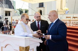 Wraca sprawa miecza wręczonego o. Rydzykowi. Oto ile może być wart
