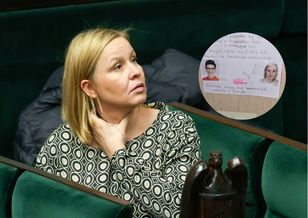Posłanka KO pokazuje kartkę. Mieli jej nie wpuszczać do budynku
