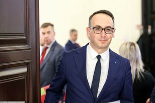Podniósł opłatę, wcześniej mówił, by obniżać. Wytknęli ministrowi słowa sprzed lat