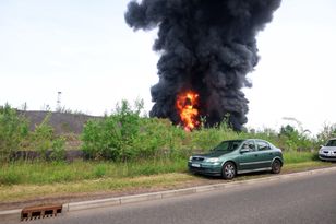 „Zostań w domu i zamknij okna”. Gigantyczny pożar wysypiska. RCB ostrzega
