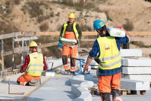Przeciąganie liny między pracownikami a biznesem. Na razie pracownicy górą