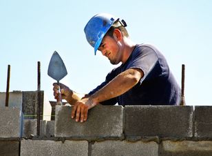 Większy od oczekiwań, niemal najgłębszy w tym roku. Spadek w branży budowlanej to dzwonek alarmowy