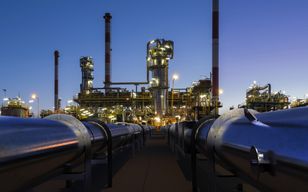 Ceny ropy lekko w górę. Ale tydzień mogą zakończyć na mocnych plusach