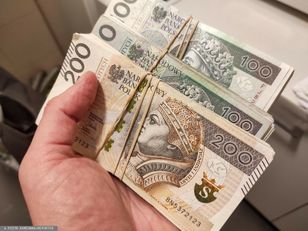 Polacy wypłacają odłożone pieniądze. Padł rekord. „Nie ma w tym sensacji”
