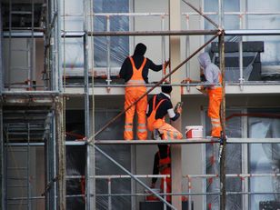 Mniej Ukraińców w polskich firmach. Często zarabiają nieco pod minimalną