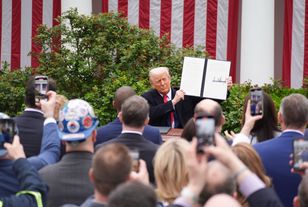 „Amerykańska mania ceł”. Świat reaguje na dekret Trumpa