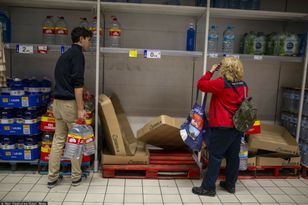 Chaos w Hiszpanii. Ludzie wykupują  artykuły ze sklepów