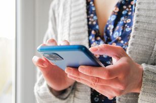 „Mamo, to mój nowy numer telefonu”. Fala oszustw w Polsce. Wybierają dwa sposoby