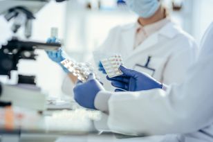 Zwolnienia grupowe w firmie biotechnologicznej. Obejmą prawie co trzeciego pracownika