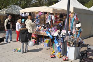 Dziecko zarabia na wakacjach – rodzic może stracić ulgę. Na co uważać?