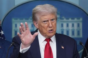 Pozwalniał ekspertów. Jedzie do Putina. Za oceanem niepokój