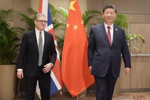 Kłaniają się Xi Jinpingowi w Pekinie. Ekspert o Brytyjczykach: kompletna naiwność