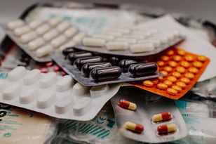 „Nawet nie potrzeba wojny”. Polscy producenci leków alarmują