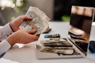 Dlaczego Polacy nie chcą inwestować? Ekspert mówi, co „podgryza” portfel