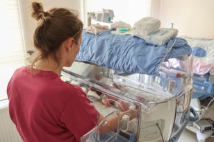 125 tys. w pięć lat. Ekspert pokazał zatrważającą tabelę urodzeń