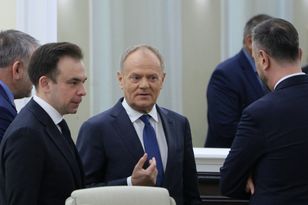 Tusk ostro komentuje propozycję prezydenta i prezesa NBP. „Niebezpieczna hucpa”